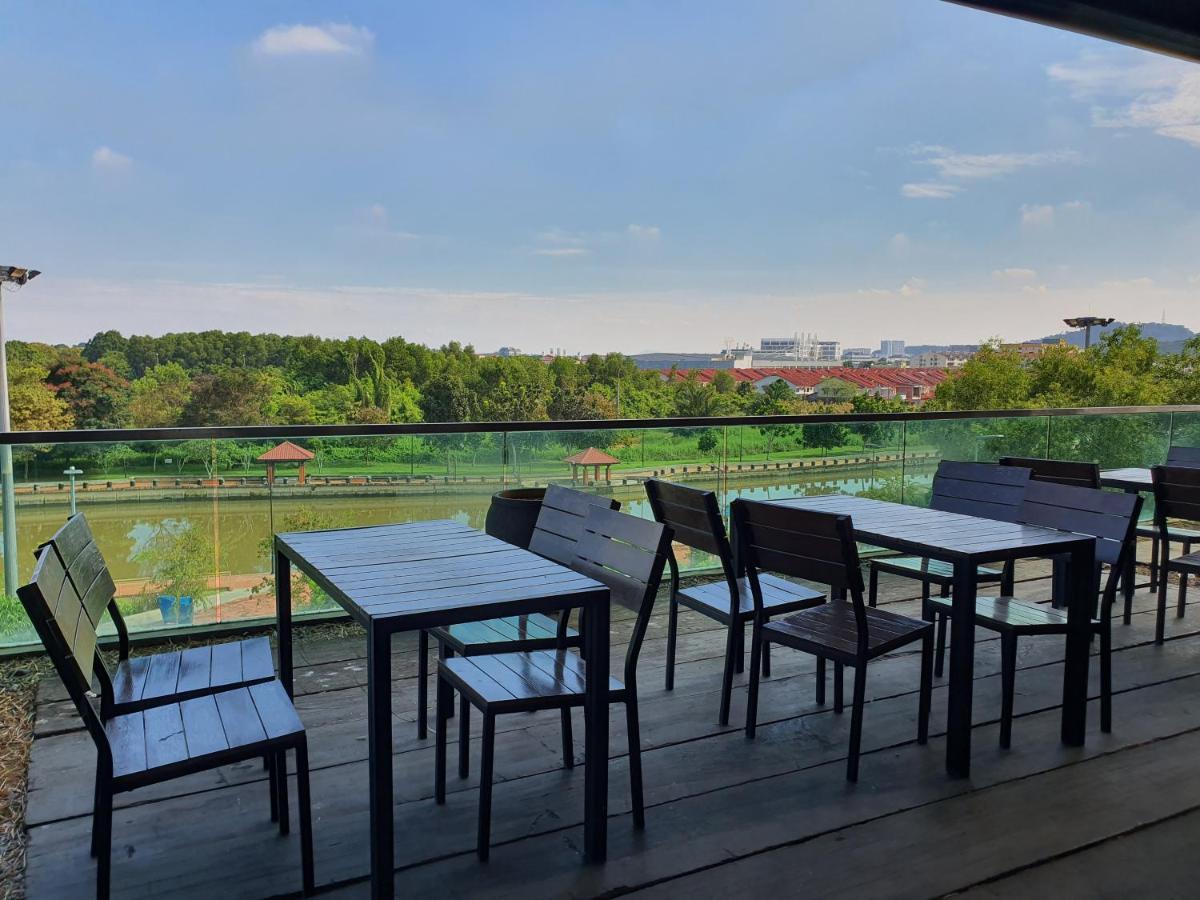 Riverfront Boutique 3*